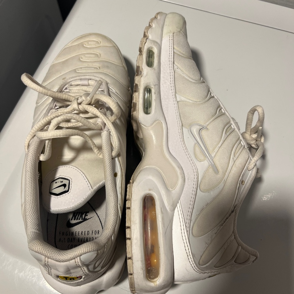 White Nike Air Max